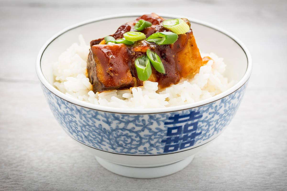Stockfoto - Smoked bbq tofu with rice