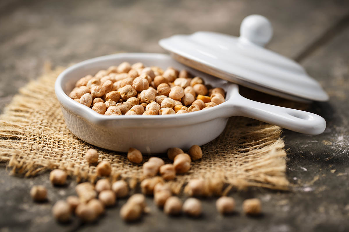 Stockfoto - dried chickpeas in a bowl