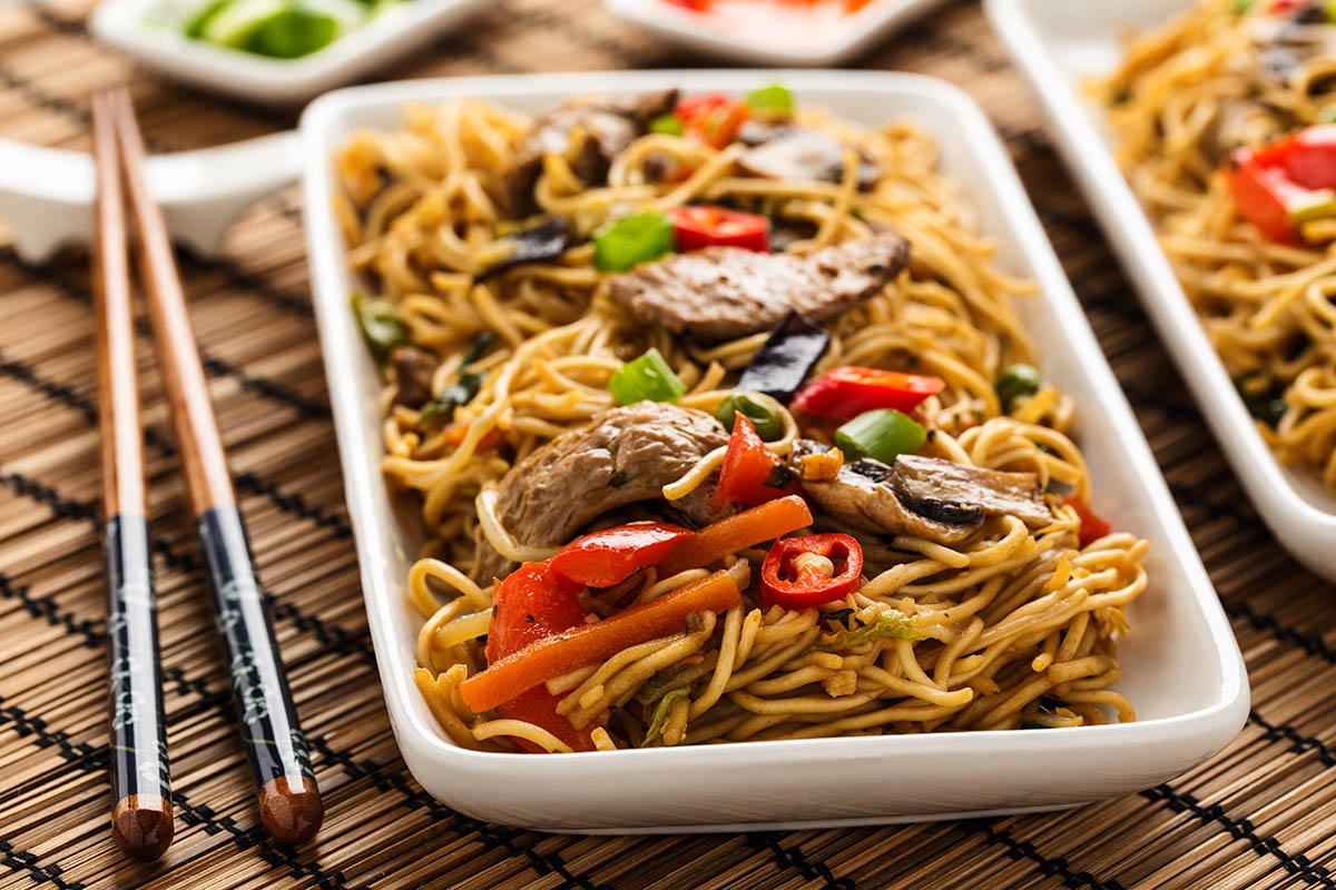 Stockfoto - Lo mein - fried noodles with veggie, mushrooms and soy meat