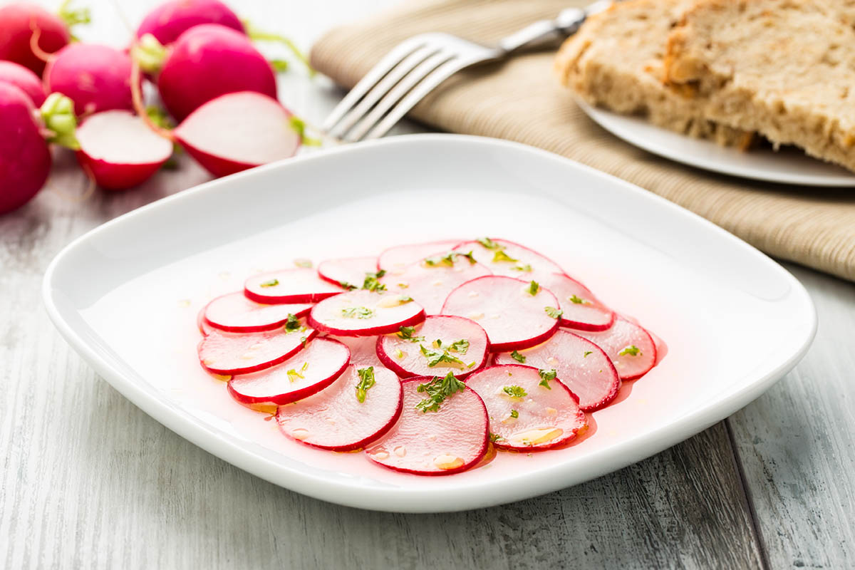 Stockfoto - Sliced radish salad