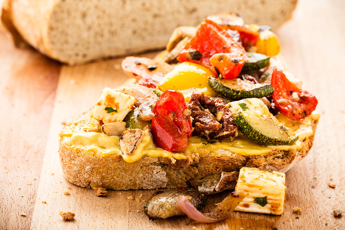 Stockfoto - Sandwich with grilled veggies, garlic and mustard sauce