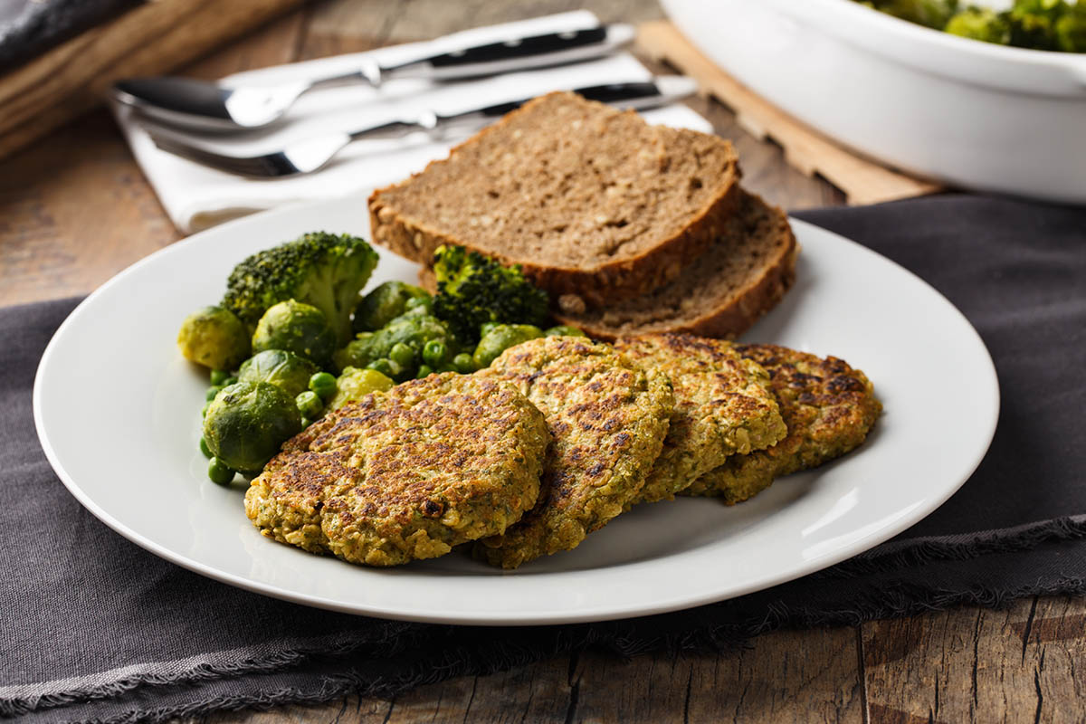 Stockfoto - Veggie patty with grilled veggies and bread